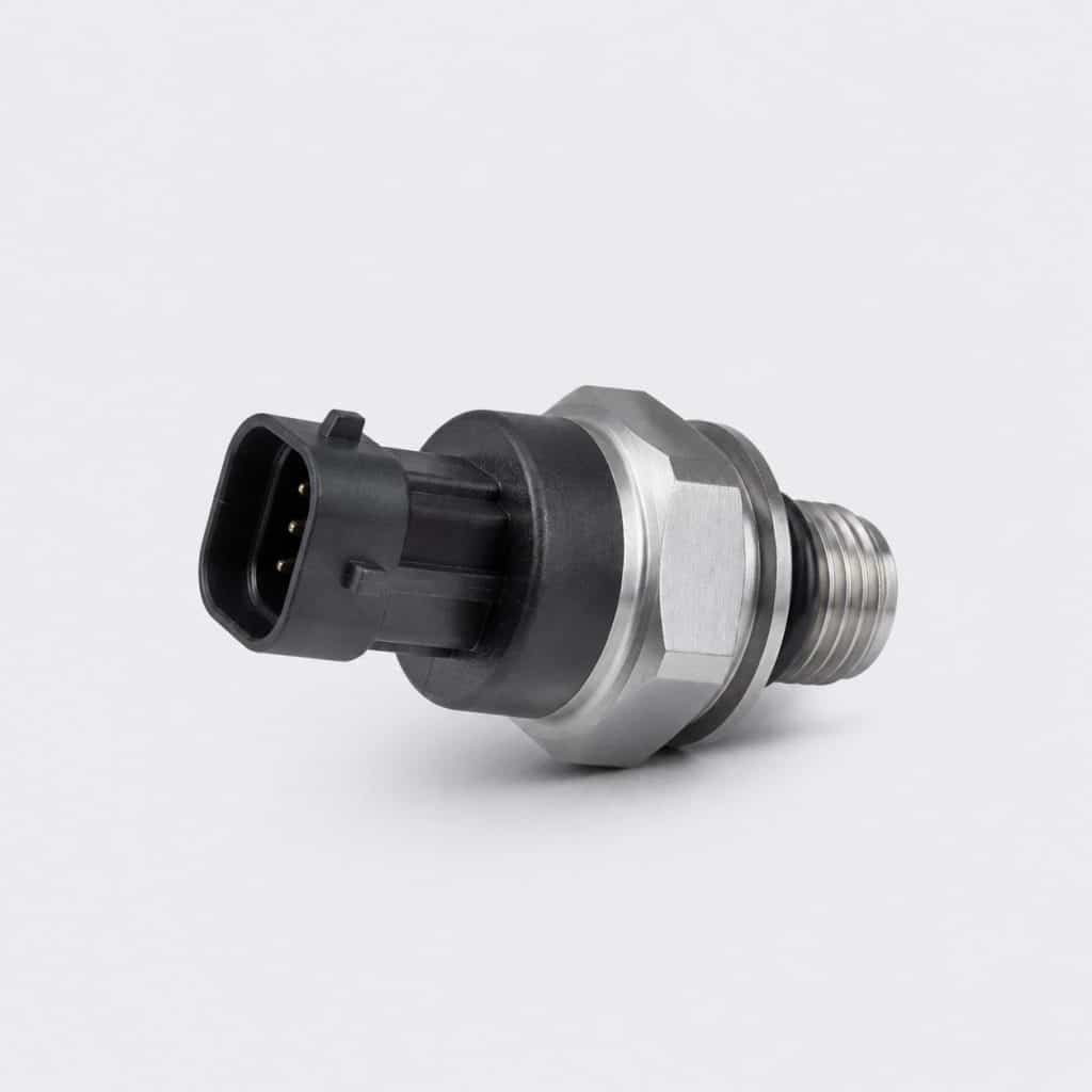 Capteur de pression de rampe pour injection common-rail présenté seul sur fond neutre