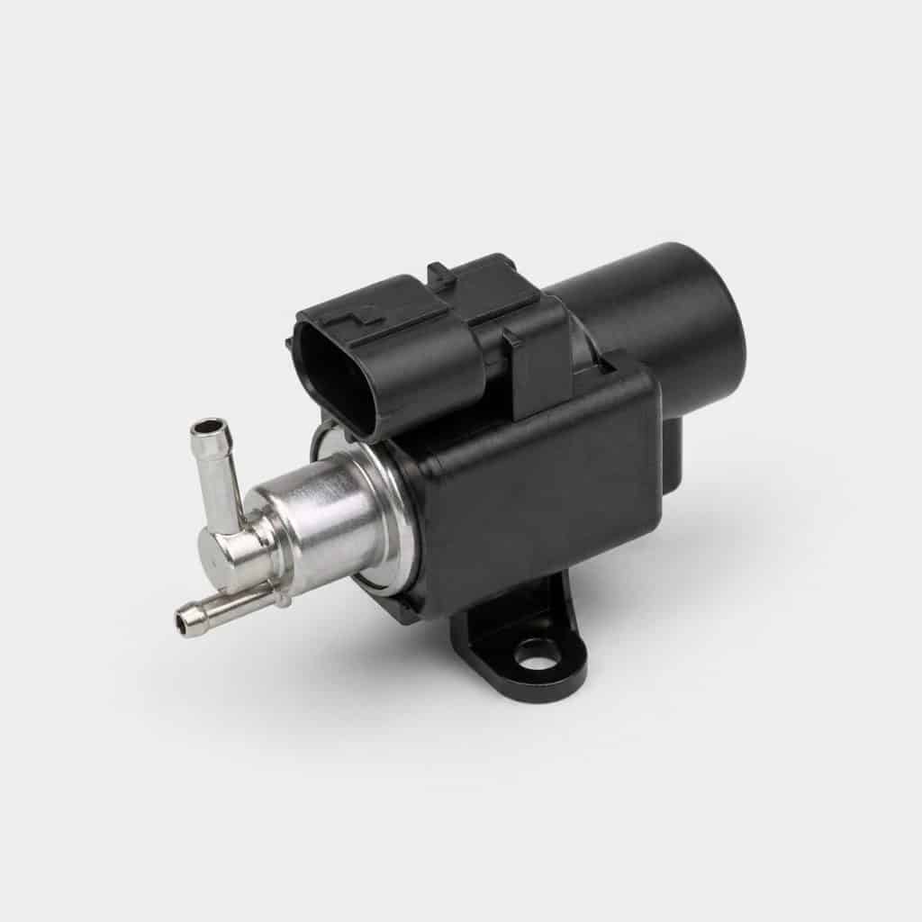 Électrovanne de wastegate présentée seule sur fond neutre