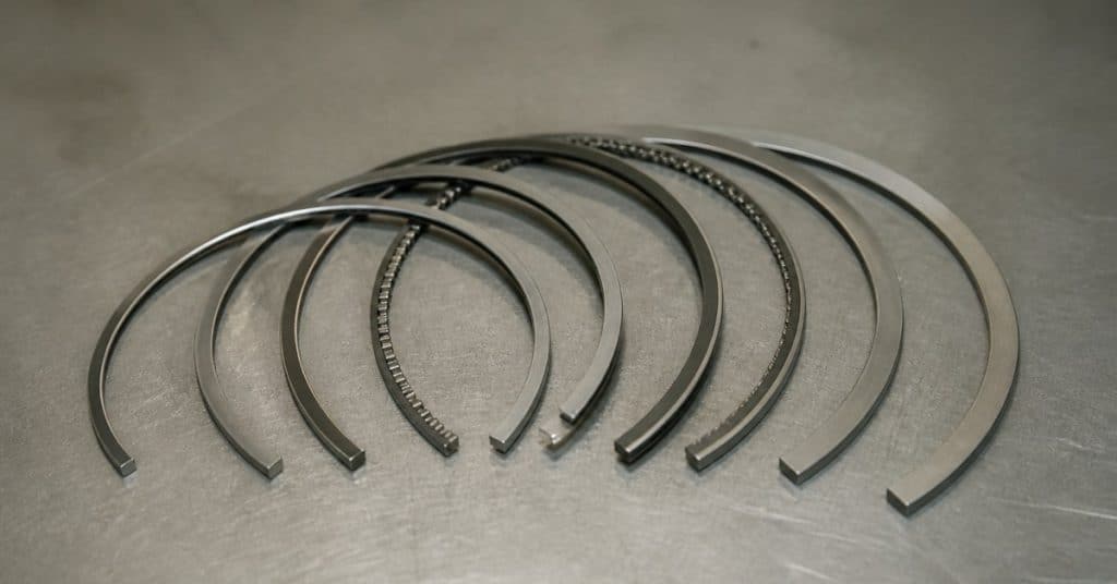 Petites pièces discrètes montées sur chaque piston, les segments jouent un rôle central dans l'étanchéité et le bon fonc
