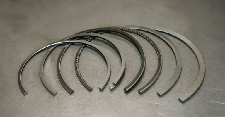 Petites pièces discrètes montées sur chaque piston, les segments jouent un rôle central dans l'étanchéité et le bon fonc