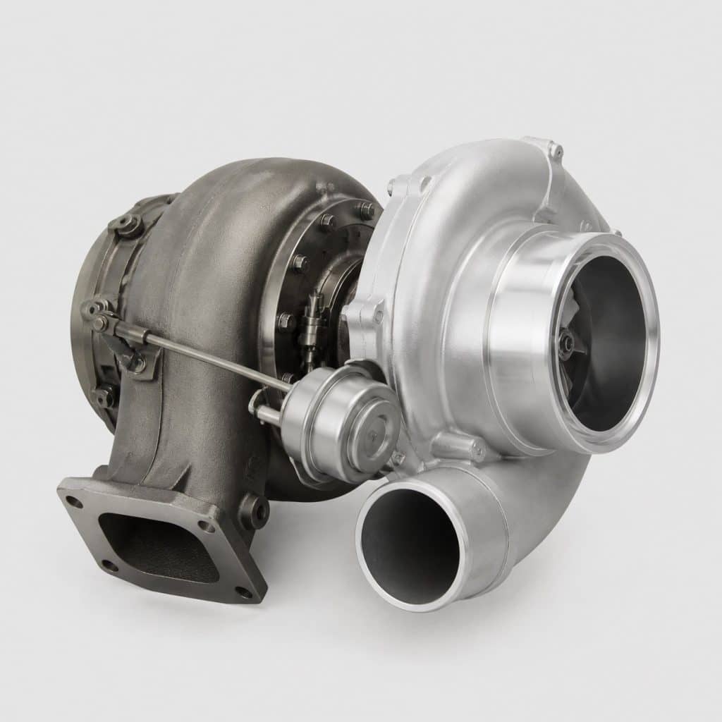 Turbocompresseur complet de grand volume présenté seul sur fond neutre