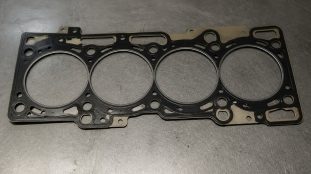 Intercalé entre le bloc moteur et la culasse, le joint de culasse tient un rôle discret mais essentiel. Voici comment il