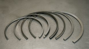 Petites pièces discrètes montées sur chaque piston, les segments jouent un rôle central dans l'étanchéité et le bon fonc